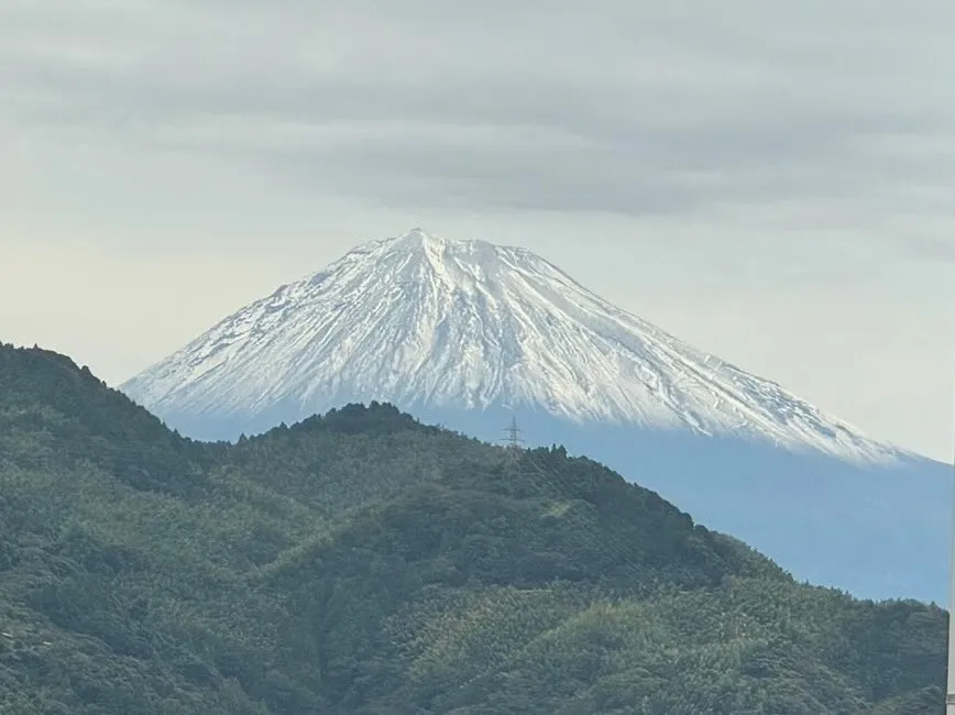 今日は、富士山が初冠雪を迎えた素晴らしい日ですね！友人から静...